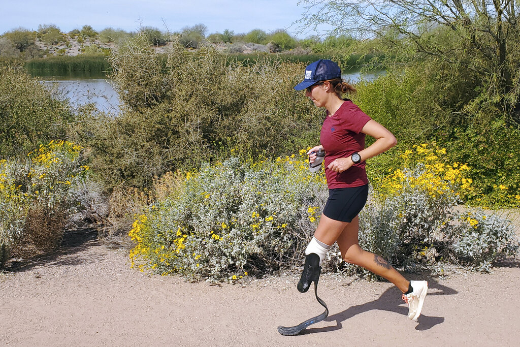 La maratonista Jacky Hunt-Broersma corre su 80mo maraton consecutivo el 27 de marzo de 2022, cerca de su casa en Gilbert, Arizona. (AP)