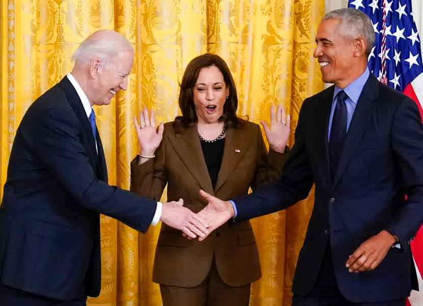La vicepresidenta Kamala Harris gesticula mientras el presidente de Estados Unidos, Joe Biden (izquierda), estrecha la mano del expresidente Barack Obama. / Foto: AP