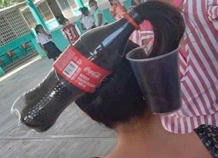 Una niña asistió a la escuela con un peinado de Coca-Cola.
