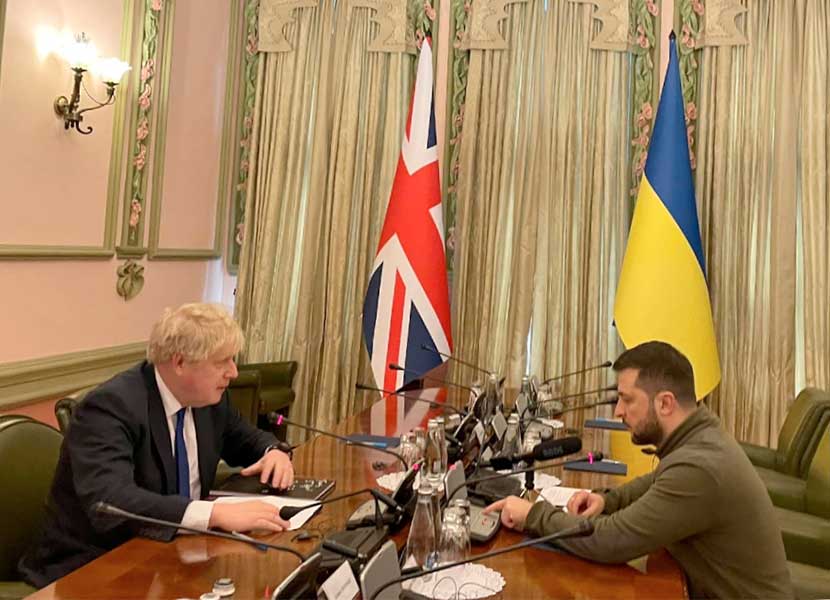 El primer ministro de Reino Unido y el presidente de Ucrania se reunieron este 9 de abril en Kiev. Foto: Especial