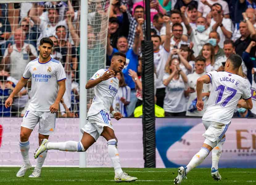 Rodrygo del Real Madrid celebra tras anotar su segundo gol en el encuentro ante el Espanyol en la Liga española. / Foto: AP