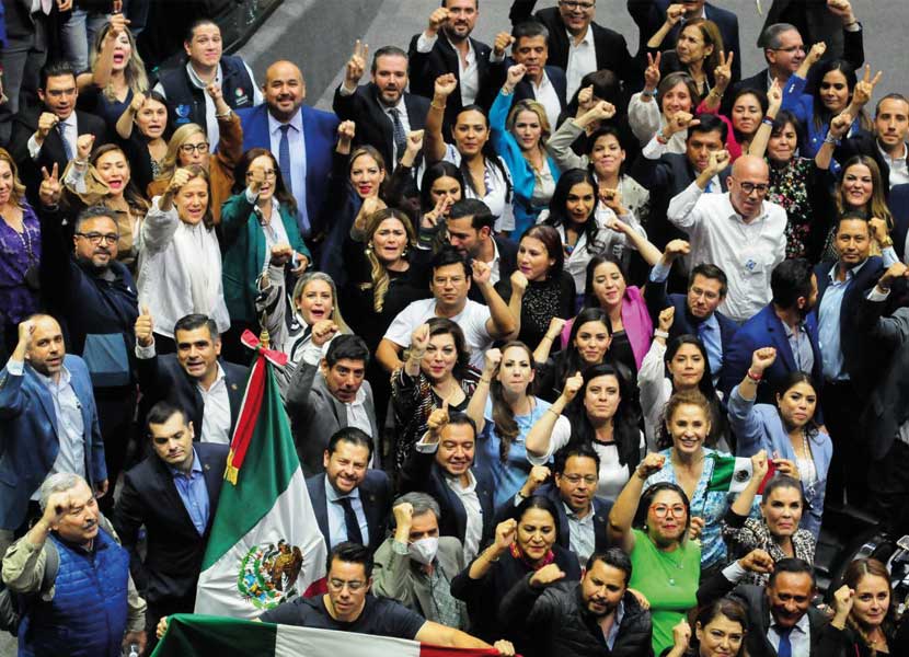 Diputados de oposición celebran la votación de la Reforma Eléctrica. / Foto: Cuartoscuro