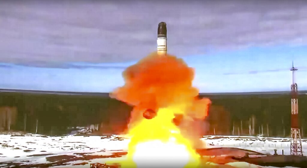 El misil balístico intercontinental Sarmat es lanzado desde Plesetsk, en el noroeste de Rusia. ( Servicio de Prensa de la Agencia Espacial Roscosmos vía AP)