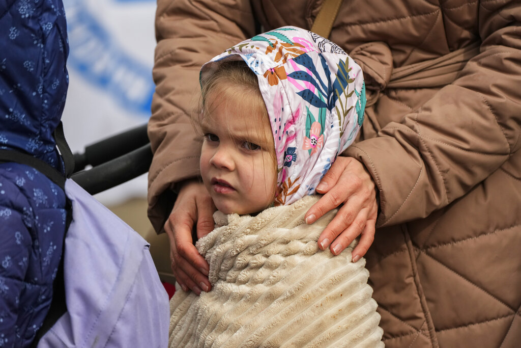 Una niña refugiada espera en una fila después de escapar de la guerra desde la vecina Ucrania, el domingo 10 de abril de 2022, en un cruce fronterizo en Medyka, Polonia. (AP)