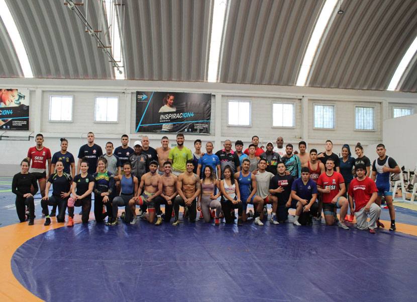 Luchadores brasileños y puertorriqueños entrenan con luchadores queretanos / Foto: Especial 