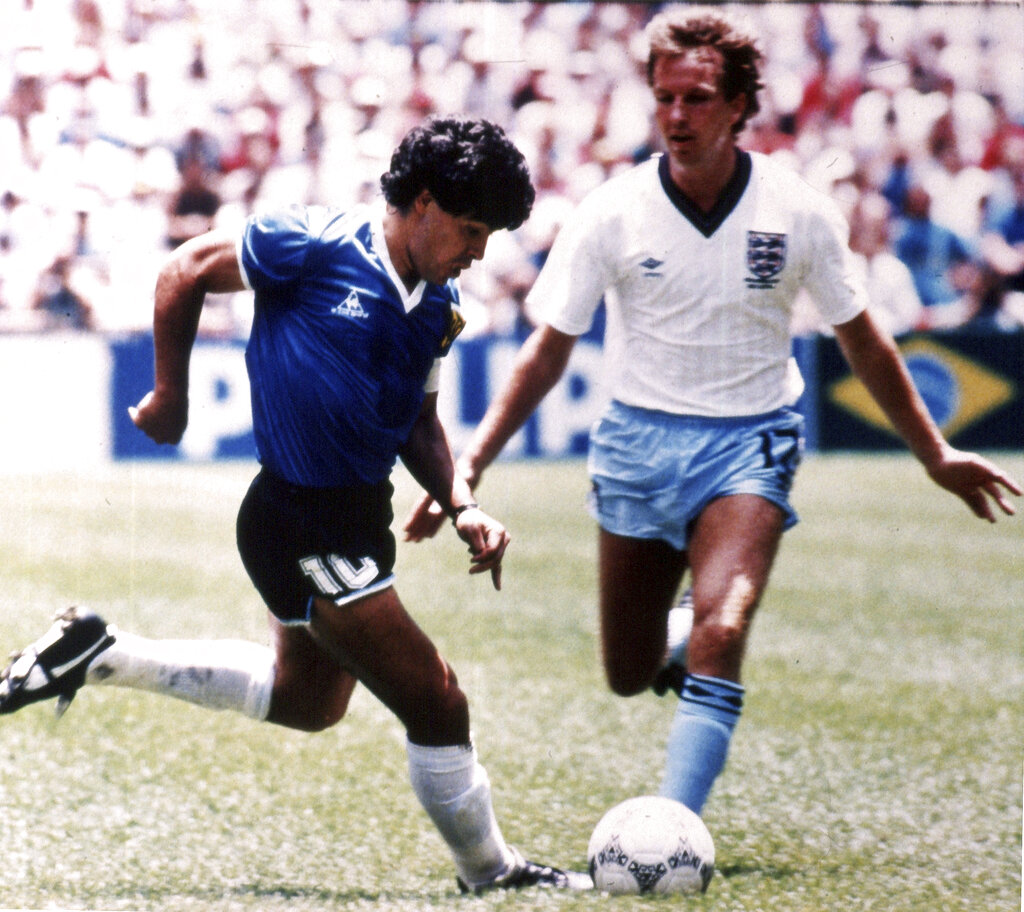 Diego Maradona esquiva al inglés Trevor Steven durante el partido de la Copa Mundial en el Estadio Azteca, el 22 de junio de 1986. (AP)