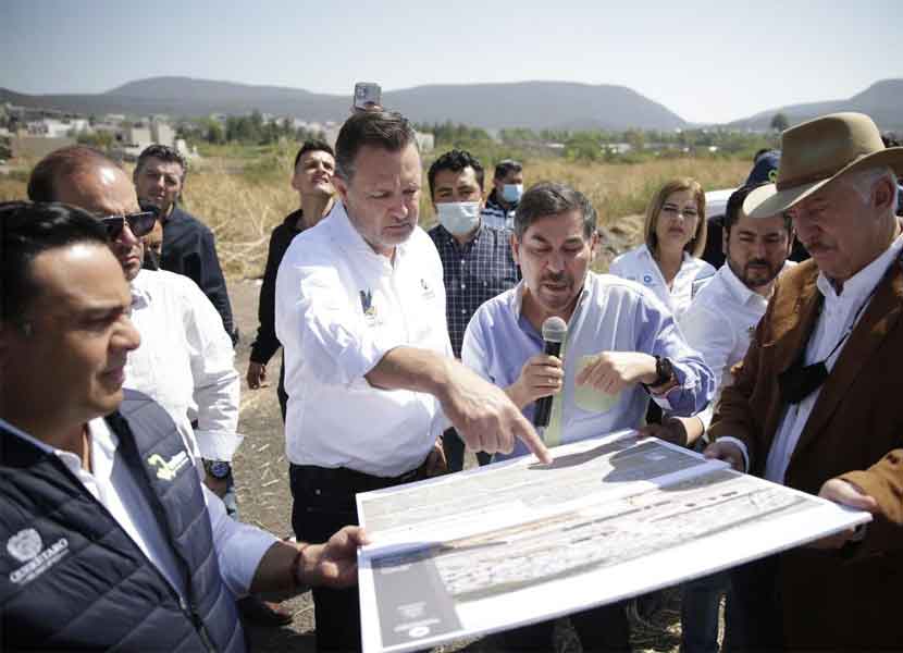 El gobernador de Querétaro, Mauricio Kuri, también visitó la obra de modernización de la carretera estatal 413. / Foto: Especial