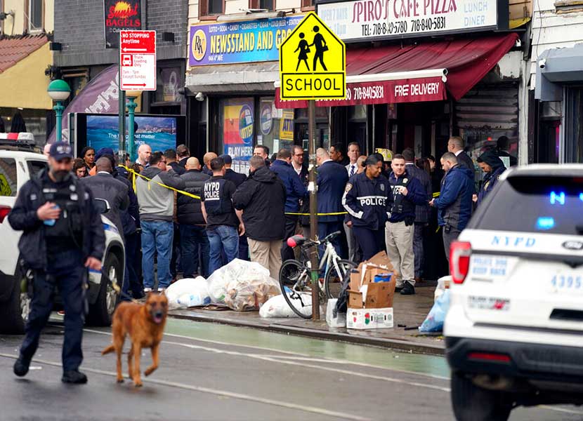El sospechoso de haber realizado el tiroteo en el metro de Nueva York aún sigue prófugo. Foto: AP