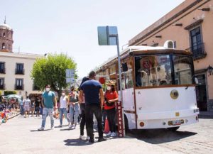 Turistas disfrutan del Centro Histórico de Querétaro