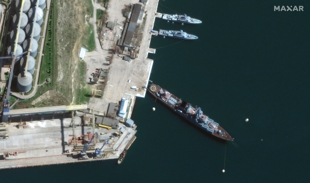 En esta imagen satelital distribuida por Maxar Technologies se muestra al buque Moskva en el puerto de Sevastopol, en Crimea, el 7 de abril de 2022. (Imagen satelital ©2022 Maxar Technologies vía AP)