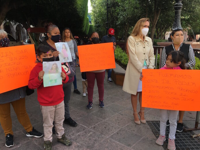 Familiares y amigos de la niña Victoria Guadalupe Rodríguez se manifiestan el pasado 7 de abril en Plaza de Amas para exigir a las autoridades agilicen la búsqueda de la niña. (Especial)