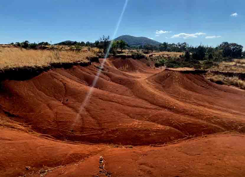 La concentración de zinc en el suelo, en un espacio que está en el cerro de La Cruz, da el color rojo característico de la zona. (Estrella Álvarez)