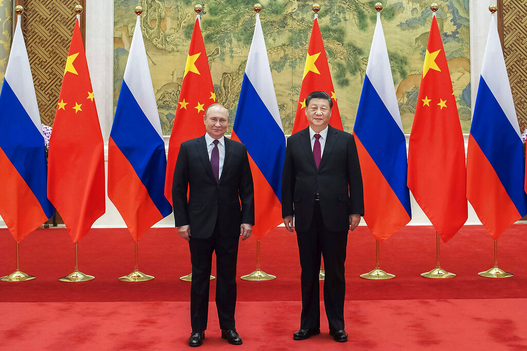 Los presidentes de Rusia, Vladimir Putin (izq) y China, Xi Jinping, posan para una foto durante un encuentro en Beijing el 4 de febrero del 2022. (AP).