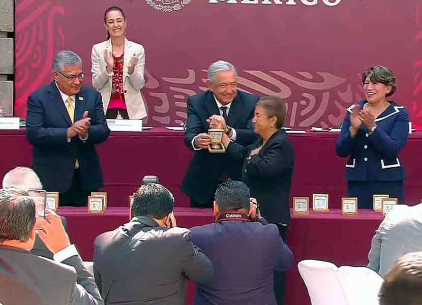Andrés Manuel López Obrador entrega la medalla Ignacio Manuel Altamirano en el marco del Día del Maestro. / Foto: Especial