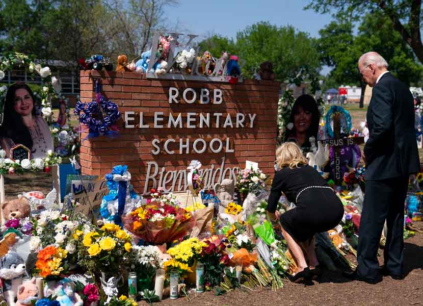 El presidente Joe Biden y la primera dama Jill Biden visitan el domingo 29 de mayo de 2022 un sitio de homenaje para las víctimas del tiroteo en la Escuela Primaria Robb, en Uvalde, Texas. / Foto: AP