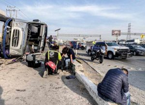 Camión de pasajeros se volcó en El Marqués, hay 40 heridos