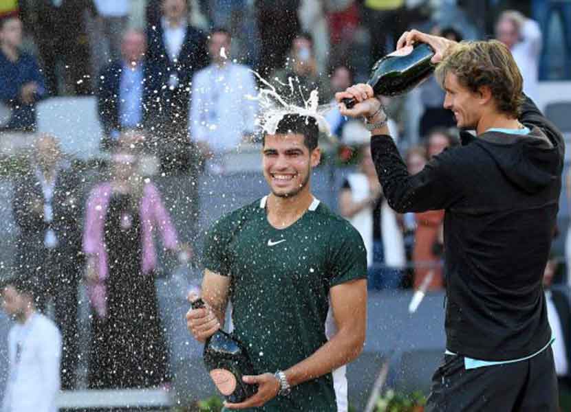 Carlos Alcaraz mordió el trofeo de campeón tras vencer a Alexander Zverev en la final del Abierto de Madrid. / Foto: Especial