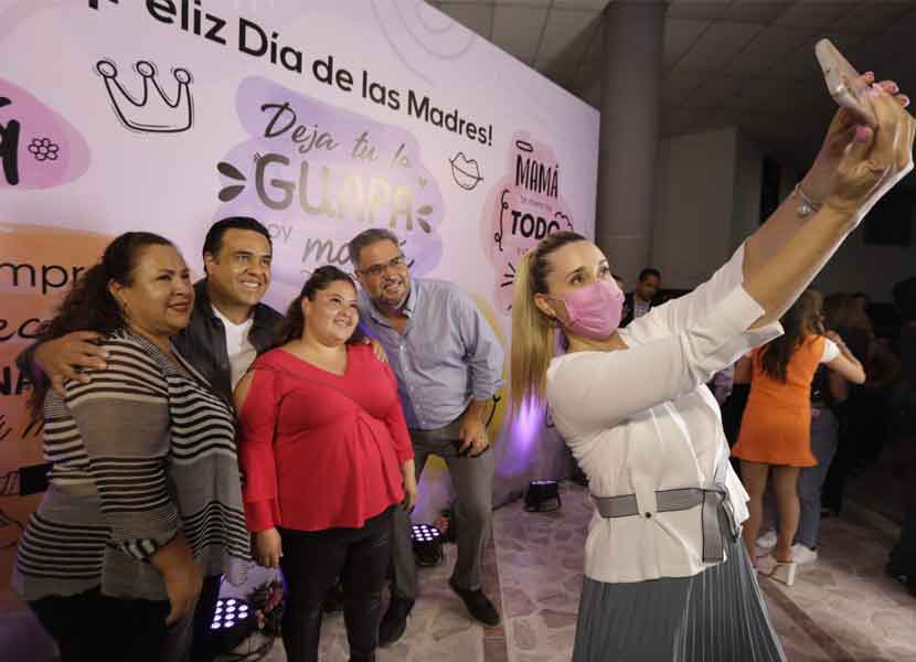 El alcalde de Querétaro, Luis Nava, convivió y se tomó fotos con las festejadas. / Foto: Especial