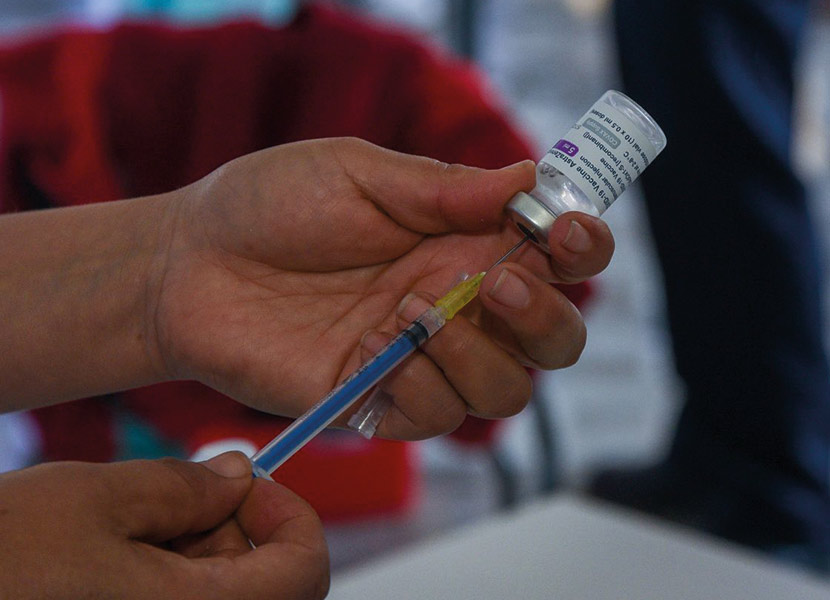 La Brigada Correcaminos ofrece vacunas a las personas que presentan rezagos en sus esquemas. / Foto: Cuartoscuro