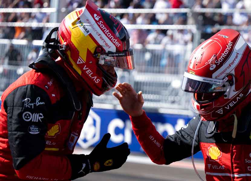 El monegasco Charles Leclerc (izquierda) felicita a su compañero en Ferrari, el español Carlos Sáinz, tras la clasificación para el Gran Premio de Miami. / Foto: AP
