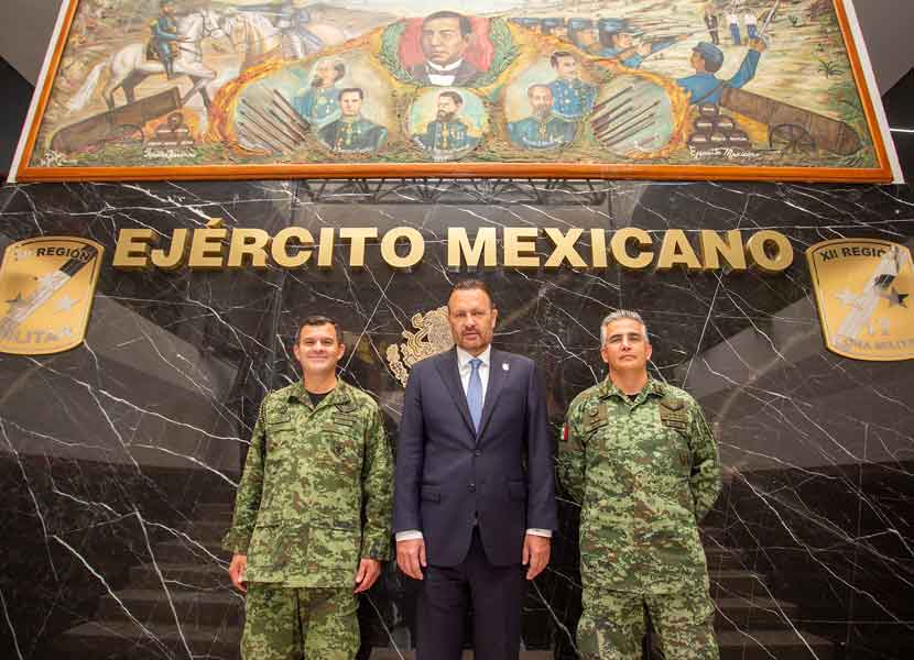 El gobernador de Querétaro, Mauricio Kuri González, sostuvo un encuentro con el comandante de la 17a Zona Militar, Rosalino Barrios Barrios. / Foto: Especial