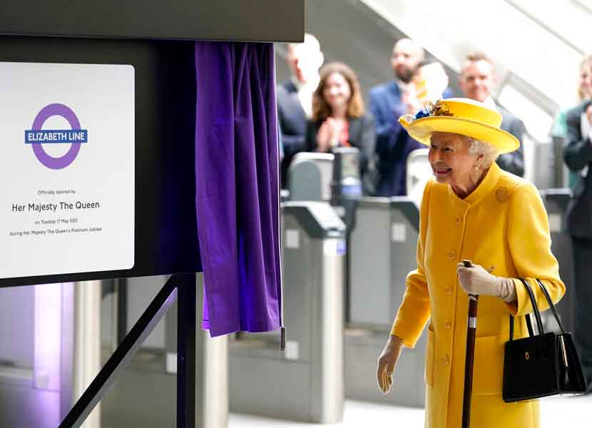 La reina Isabel II de Inglaterra desvela la placa que conmemora la inauguración de la línea de metro Isabel, en la estación de Paddington, Londres. / Foto: AP