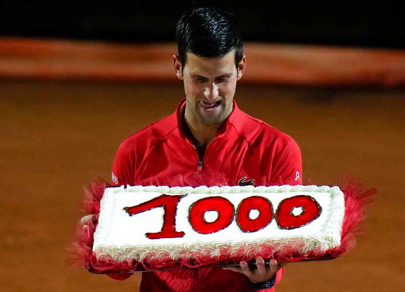 Novak Djokovic sostiene un pastel adornado con el número mil, tras llegar a esa cifra de triunfos en su carrera. / Foto: AP