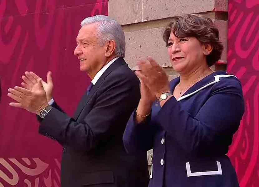 Andrés Manuel López Obrador y la titular de la SEP, Delfina Gómez, en el Día del Maestro. / Foto: Especial