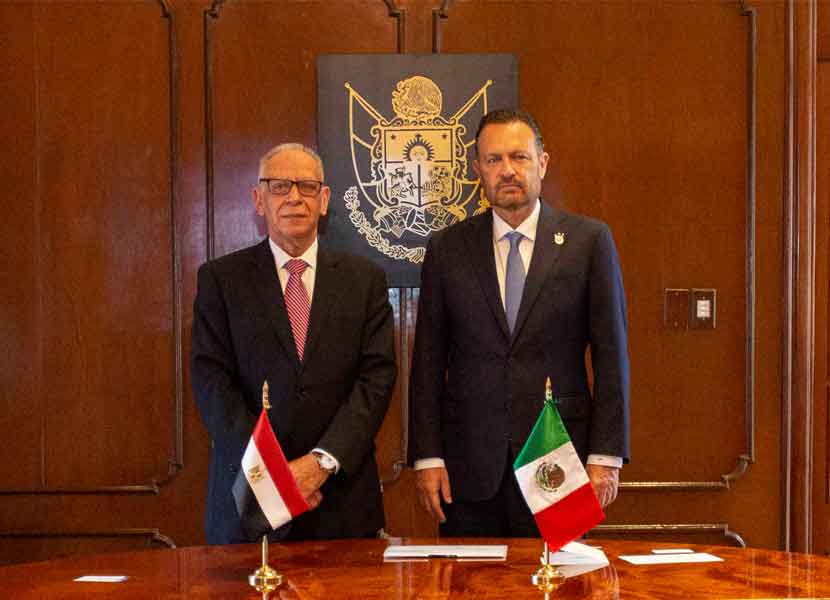 El gobernador de Querétaro, Mauricio Kuri González, se reunió con el embajador en México de la República Árabe de Egipto, Khaled Shamaa. / Foto: Especial