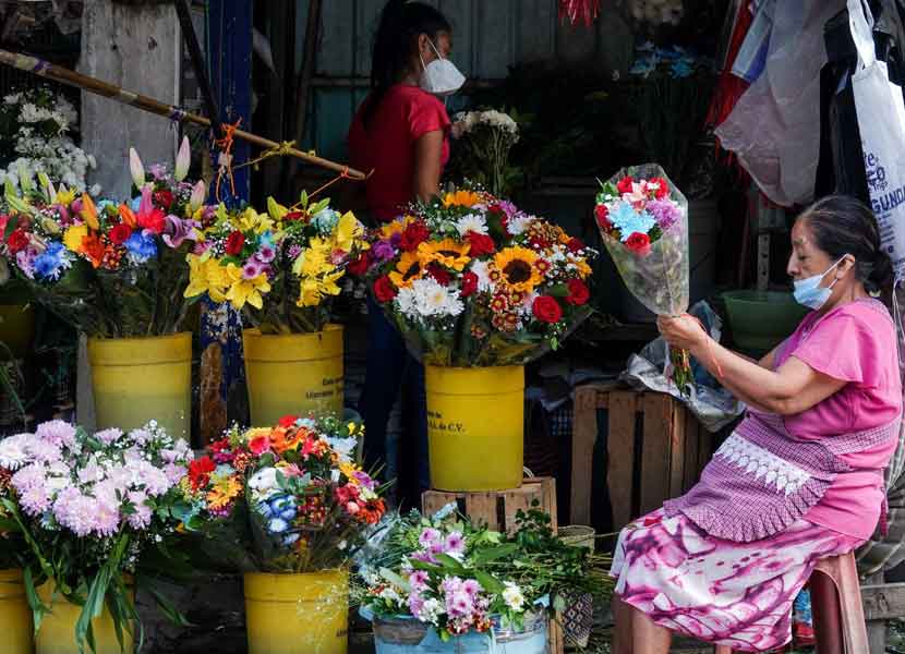 Lista la venta de flores para conmemorar el Día de las Madres. / Foto: Cuartoscuro