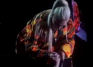 Gwen Stefani firma el brazo de una fan y se lo tatúan gratis (video)