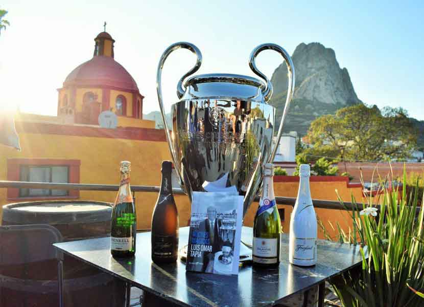 Una réplica de la copa “La Orejona”, de la Champions League estuvo expuesta en el Hotel Casa Mateo, del pueblo mágico de Bernal. / Foto: Especial