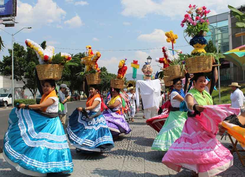 El espectáculo central de Oaxaca, la Guelaguetza, recorrió las calles de Querétaro. / Foto: Especial