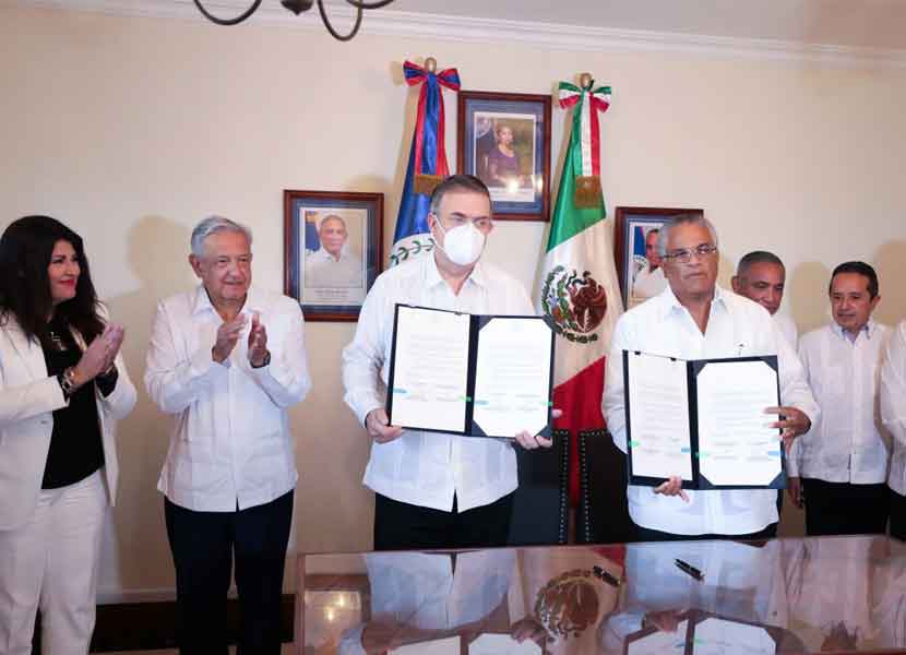 Firma del acuerdo entre México y Belice para el desarrollo del programa Sembrando Vida a cargo del canciller Marcelo Ebrard y John Briceño. / Foto: Cuartoscuro