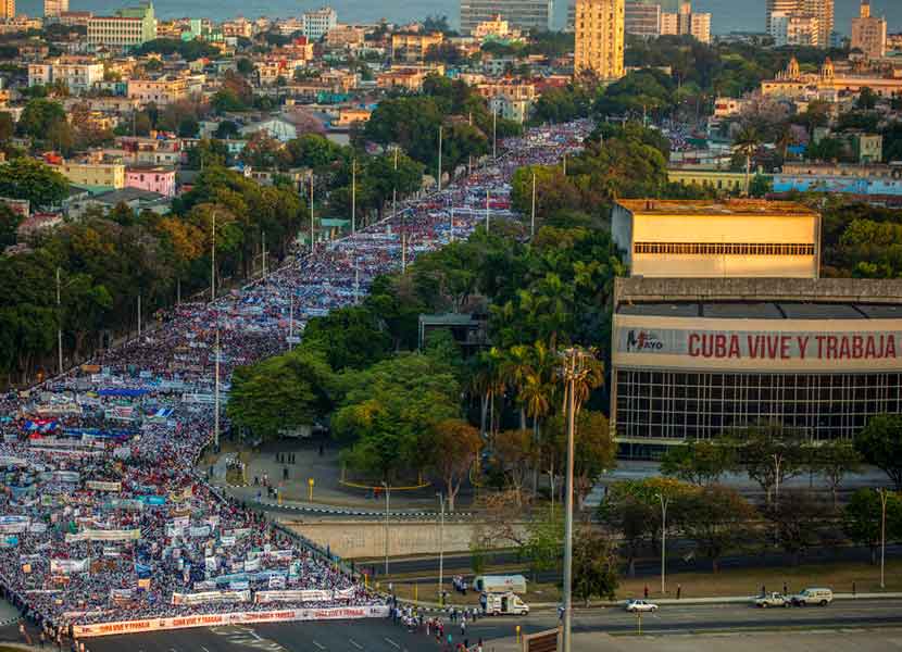 Miles de personas desfilan por una avenida durante la marcha del 1 de Mayo hacia la Plaza de la Revolución en La Habana, Cuba. / Foto: AP