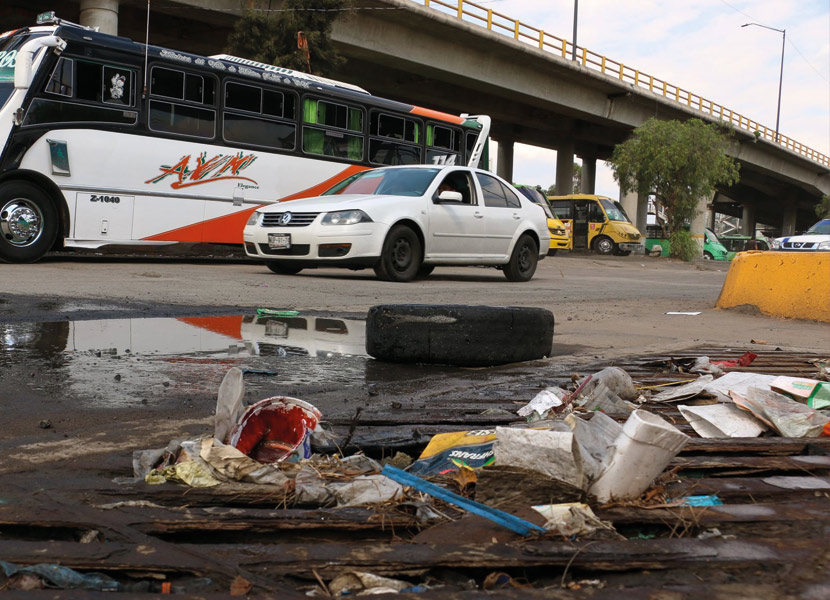 Debido a las intensas lluvias y al exceso de basura en la calle, diversos puntos viales se ven afectados por encharcamientos e inundaciones. / Foto: Cuartoscuro