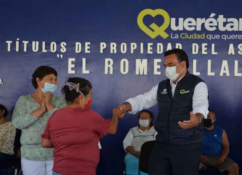 El alcalde de Querétaro, Luis Nava, encabezó la entrega de títulos de propiedad. / Foto: Especial
