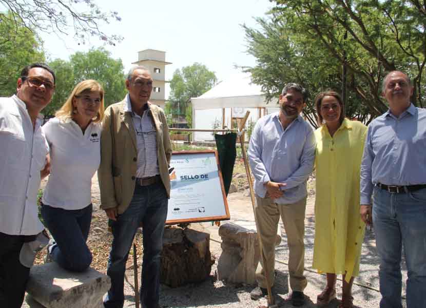En el marco del día internacional de la biodiversidad, Zona Viva Huerto Urbano, recibió el «Sello de Biodiversidad Querétaro. / Foto: Especial