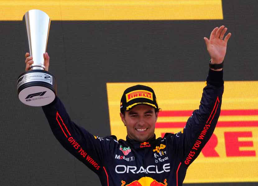 Sergio 'Checo' Pérez de la escudería Red Bull, celebra su segundo lugar en el Gran Premio de España en Barcelona. / Foto: AP
