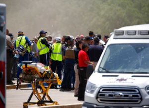 Reportan 15 personas muertas en tiroteo en escuela de Texas