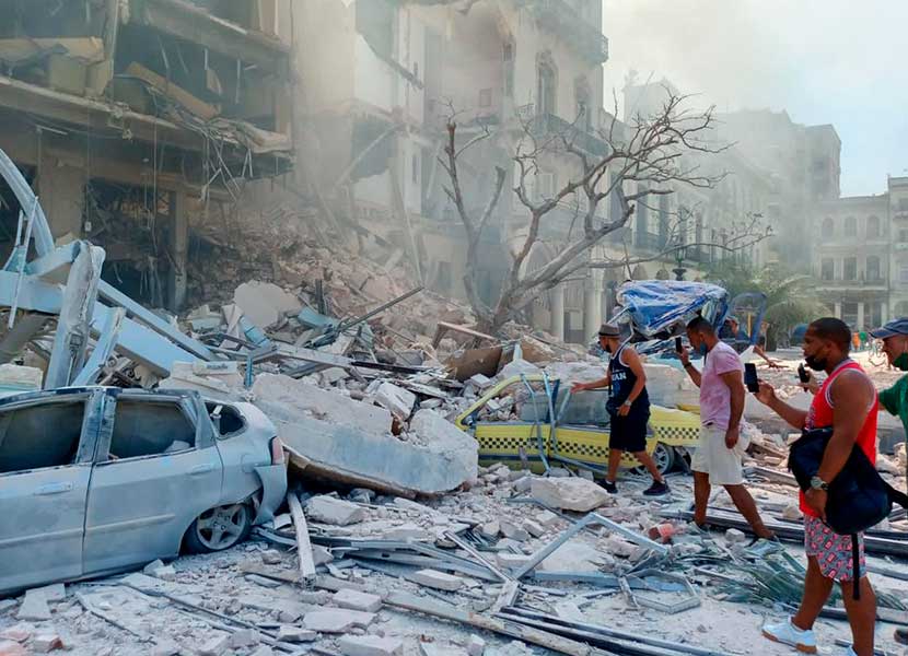 Servicios de emergencia de Cuba trabajan en la zona de la explosión. / Foto: Especial