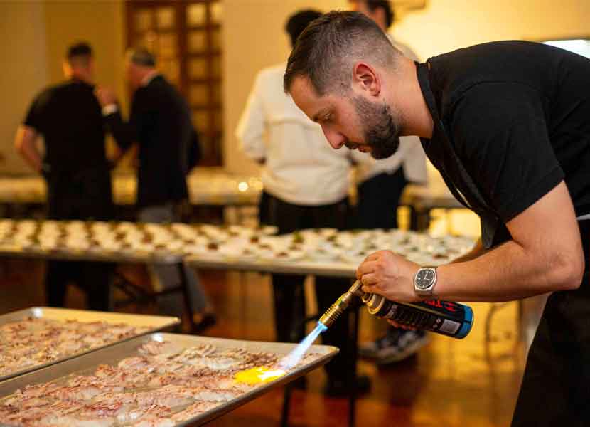 Los asistentes a la cena del “Michelin Chef Meets Qro 2022” degustaron una stracciatela de espárrago blanco y trufa. / Foto: Especial