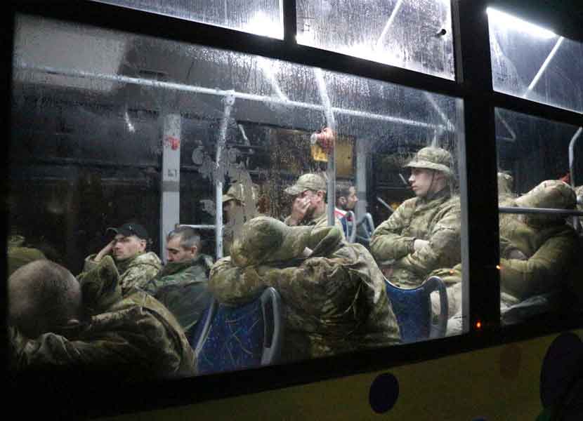 Militares de Ucrania sentados en un autobús tras salir de la planta siderúrgica de Azovstal, en Mariúpol. / Foto: AP