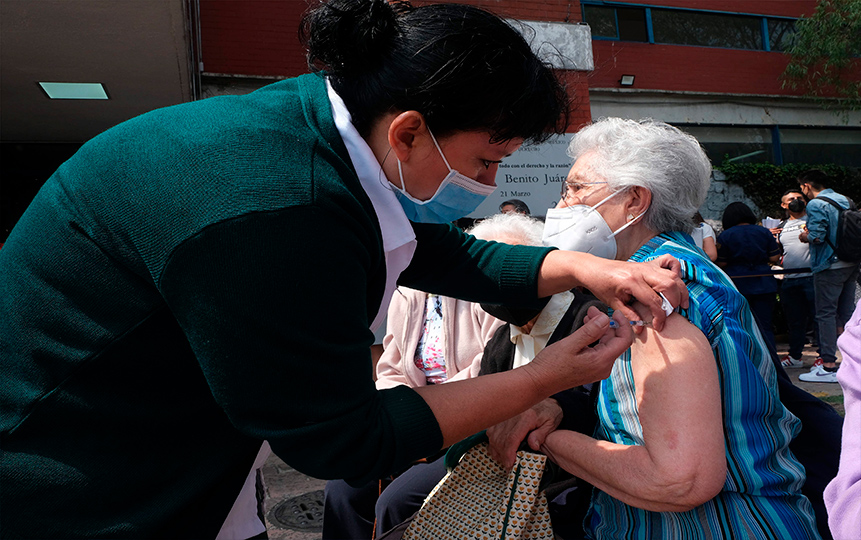 Conoce cuántos tipos de vacunas contra COVID se aplican en México. / Foto: Especial