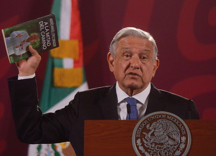 El presidente de México mostró su último libro titulado 'A la mitad del camino'. / Foto: Cuartoscuro