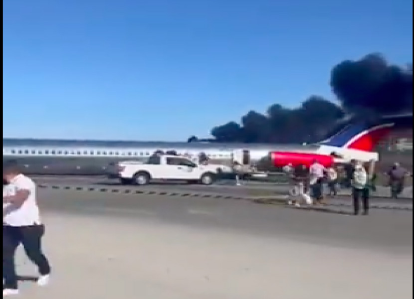 Avión se incendió durante aterrizaje en Miami. Foto: Captura de Pantalla