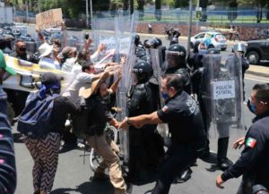 Ciudadanos de Querétaro realizan manifestación frente a la CEA