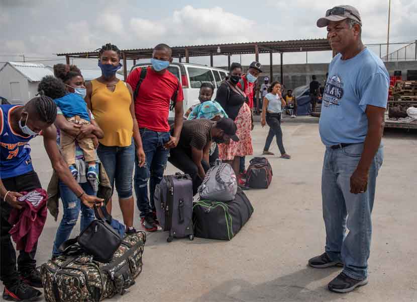 Miles de migrantes intentan cruzar la frontera entre México y Estados Unidos. / Foto: Kirsten Luce / NYT