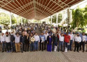 Entregan semillas y fertilizantes para agricultores de Querétaro
