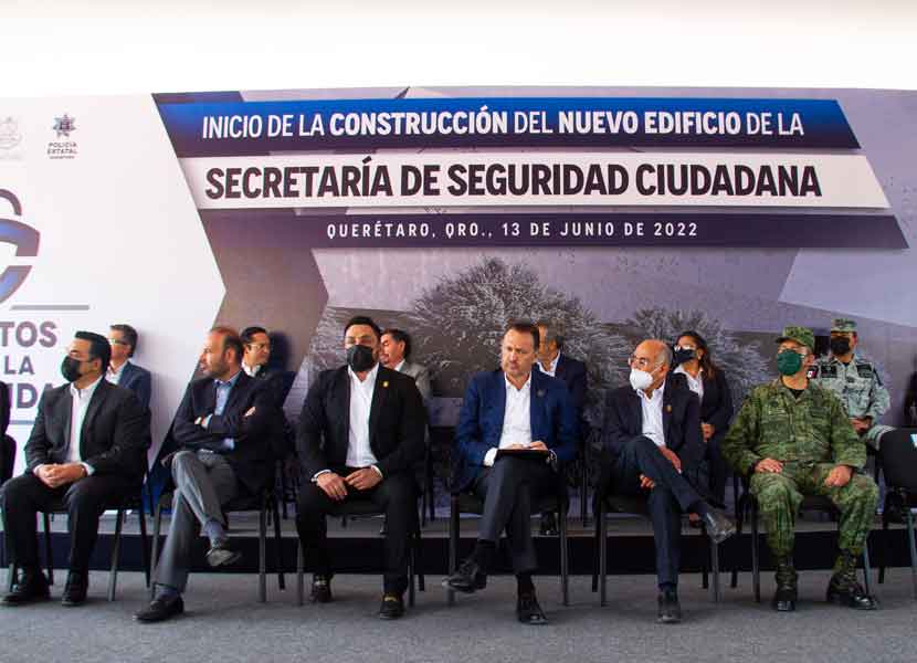 El gobernador de Querétaro, Mauricio Kuri, estuvo acompañado de funcionarios. / Foto: Víctor Xochipa